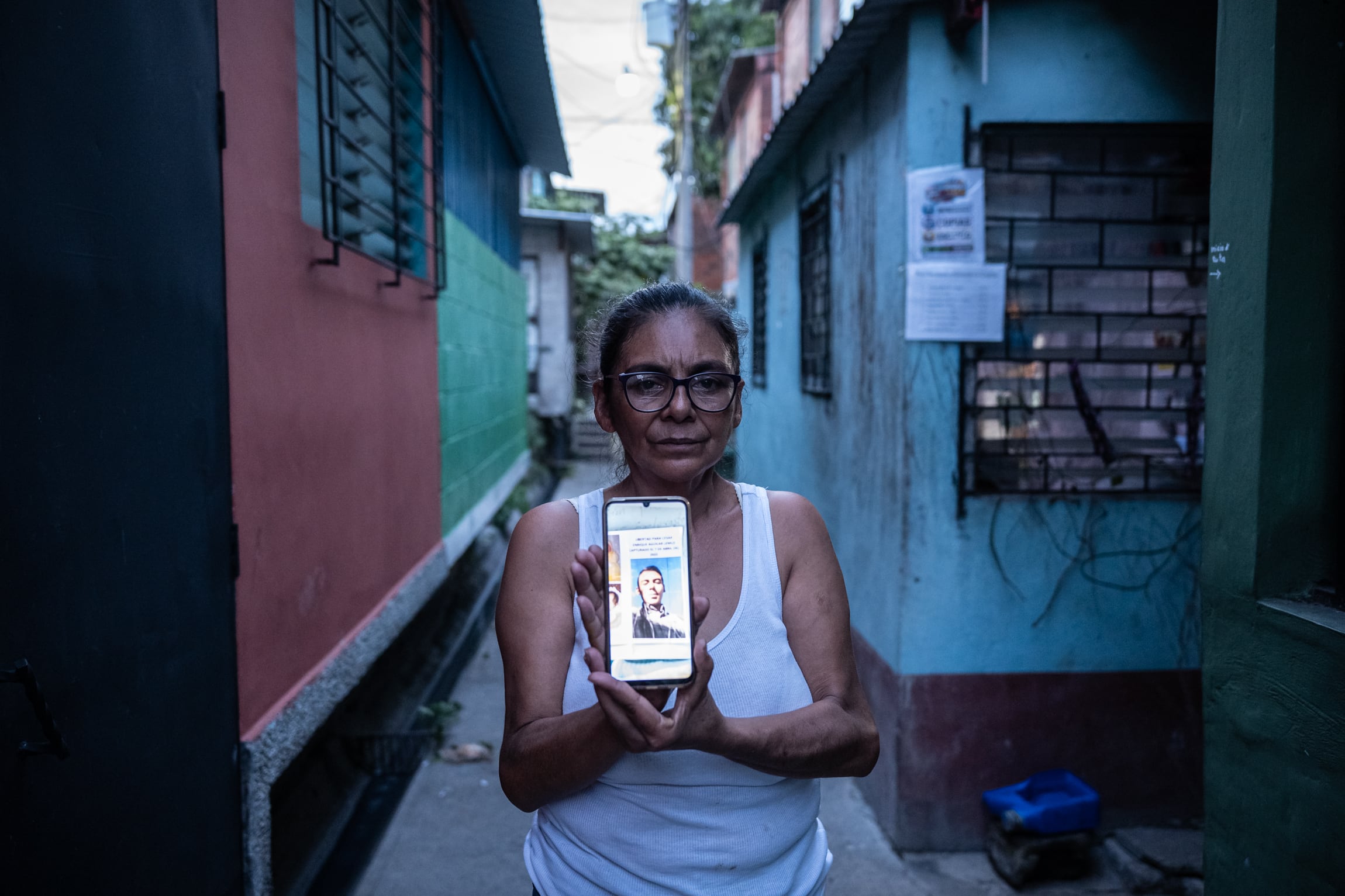 Las mujeres que sostienen las familias víctimas de la represión en El Salvador: “Me gustaría ser hormiga para entrar en la cárcel y decirle a mi hijo que aquí sigo esperándolo”