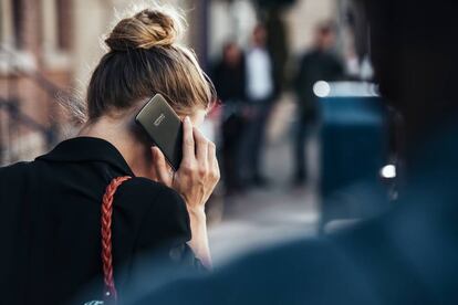 Una mujer habla por el m&oacute;vil