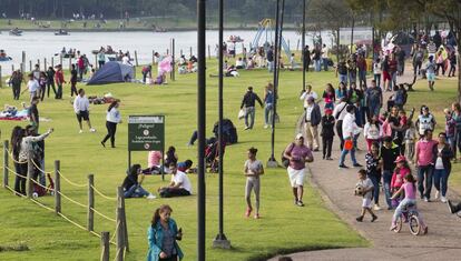 Familias en el parque Simón Bolívar en Bogotá.