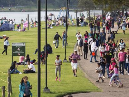 Familias en el parque Simón Bolívar en Bogotá.