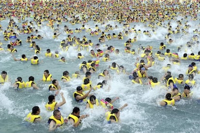 Un parque acuático de Xi’an abarrotado de gente que intenta paliar el calor del verano en la provincia de Shaanxi, China. 8 de julio de 2014.