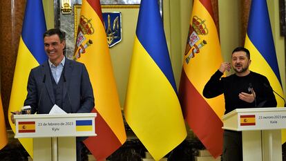 "He visto los efectos de la guerra y solo he tenido un pensamiento: el mundo internacional basado en las reglas fue construido precisamente para evitar las imágenes que he visto yo hoy", ha dicho el presidente del Gobierno español, Pedro Sánchez, al iniciar su intervención en la rueda de prensa conjunta con Zelenski en Kiev.