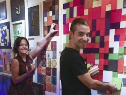 Sonia y Alberto muestran las piezas de un mural de Tottetris.