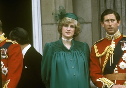 En el desfile del 12 de junio de 1982, la princesa de Gales acudió embarazada de su primer hijo. Solo nueve días más tarde, el 21, Diana dio a luz al príncipe Guillermo. Junto a ella, en la imagen, el príncipe Carlos.