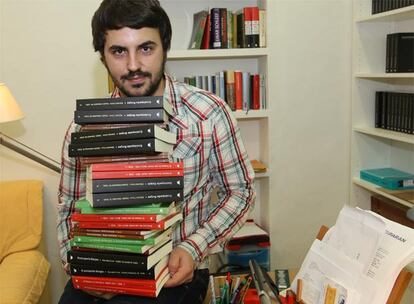 Antonio García Maldonado sostiene varios libros de su editorial.