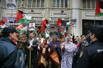 Manifestación de saharauis, vigilados por la Policía, ante el consulado de Marruecos en Valencia.
