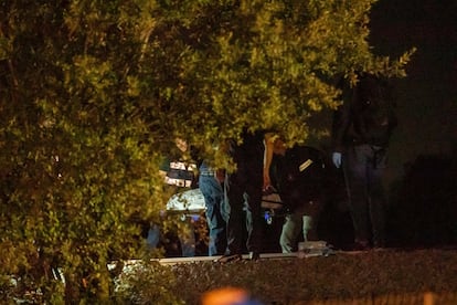 Operarios retiran uno de los cadáveres después de que cuatro personas fallecieran este domingo por la noche al ser arrolladas por un tren a la altura de Montmeló (Barcelona).