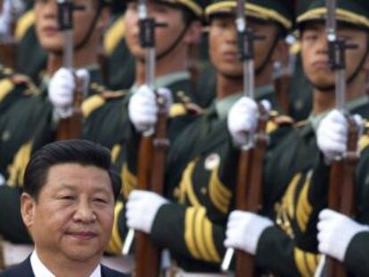 El presidente chino Xi Jinping pasa revista a la Guardia de Honor. 