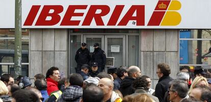 Concentraci&oacute;n de trabajadores de Iberia hoy frente a la sede de la compa&ntilde;&iacute;a, en la calle de Vel&aacute;zquez, como acci&oacute;n complementaria a las cinco jornadas de huelga convocadas contra el plan de reestructuraci&oacute;n de la aerol&iacute;nea. 