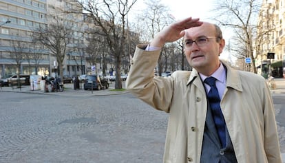 El escritor Benoît Pellistrandi se dirige a la place de la Catalogne de París.