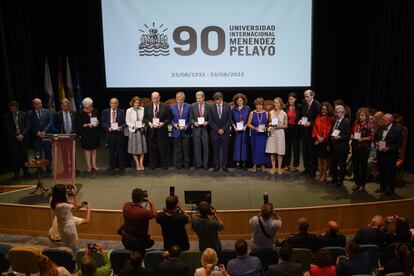 La Universidad Internacional Menéndez Pelayo cumplió este martes
90 años desde su fundación. Lo celebró con un homenaje a todos los que han sido rectores, en el que se repasó su historia y se miró al futuro, esperando seguir siendo “un espacio de convivencia”.