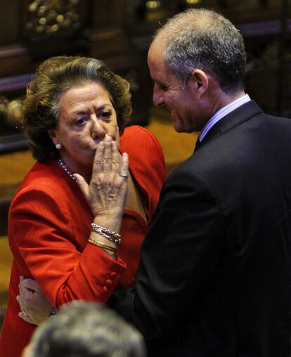 Rita Barberá (PP), alcaldesa de Valencia desde 1991, recibe la felicitación de Francisco Camps. El Ayuntamiento de la capital valenciana deja de ser bicolor: vuelve Esquerra Unida y Compromís entra por primera vez.