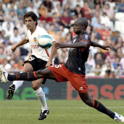 Jorge López, del Valencia, lucha por un balón con el camerunés del Osasuna Pierre Achille &#39;Webó&#39;.