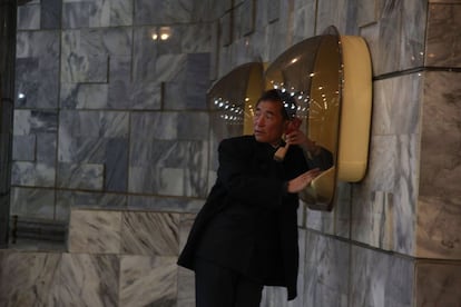 Un hombre realiza una llamada en un teléfono público de un hotel de la capital. Las comunicaciones en Corea del Norte son escasas y están estrictamente controladas por las autoridades.