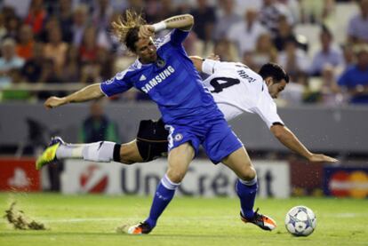 Fernando Torres, a la izquierda, pelea por el balón con el valencianista Rami.