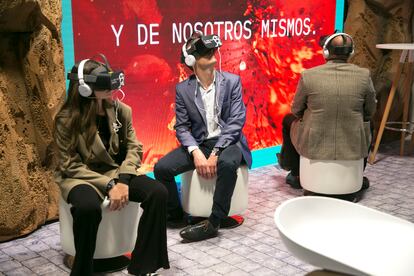 Varias personas utilizan unas gafas de realidad virtual en uno de los 'stands' de Fitur, este miércoles.