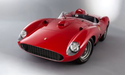 El Ferrari 335 Spider Scaglietti es el protagonista de la nueva edición del salón del automóvil clásico de Paris. Este viernes la galería francesa Artcurial llevará a subasta el histórico Ferrari con un precio de salida de entre 28 y 32 millones de euros.