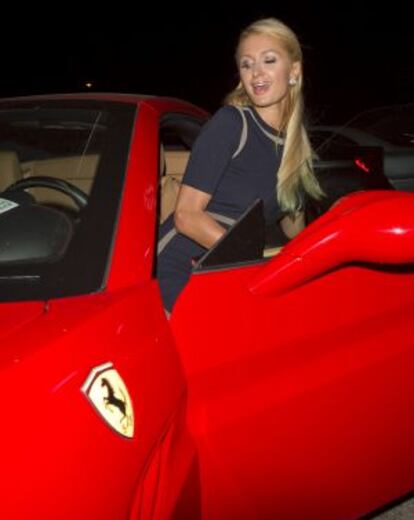 Paris Hilton entrando en su Ferrari, este fin de semana en París.