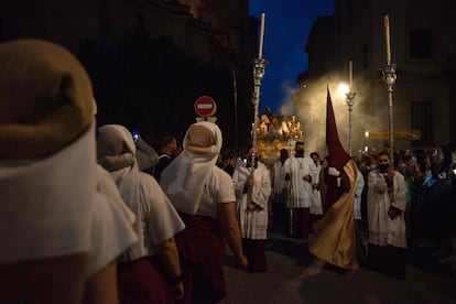 Un grupo de costaleras de la cofradía Trabajo y Luz espera su turno para llevar la carroza durante una procesión de Semana Santa en Granada. Las órdenes religiosas comenzaron a permitir que las mujeres llevaran carrozas en las procesiones hace 30 años. Las mujeres costaleras, como se conoce a las portadoras de carrozas, siguen siendo una minoría que aún enfrenta resistencia. La hermandad de Trabajo y Luz de Granada fue de las primeras en permitir que las mujeres llevaran las carrozas en la década de 1980.