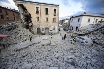 A lateral de um edifício destruído pelo terremoto, em Amatrice (Itália).