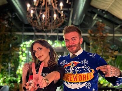 David y Victoria Beckham, con jerseys navideños (él, con uno de las Spice Girls), en diciembre de 2021.
