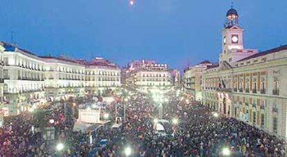 La Puerta del Sol madrileña, abarrotada por los manifestantes contra la guerra el sábado 15.