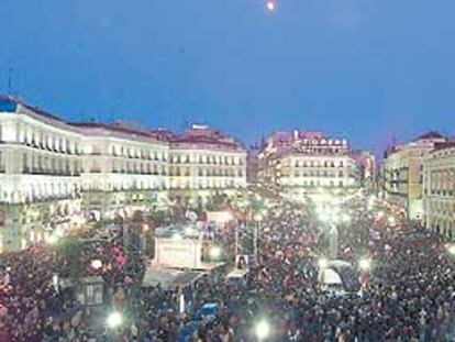 La Puerta del Sol madrileña, abarrotada por los manifestantes contra la guerra el sábado 15.