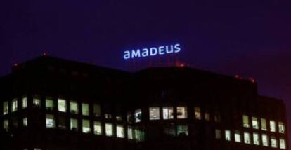 Logo de Amadeus en sus oficinas de Madrid.