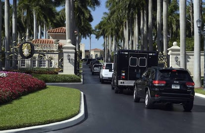 La caravana presidencial de Donald Trump se adentra en su mansión de Mar-a-Lago.