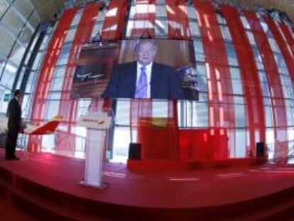 Acto de presentación de la nueva imagen de Iberia, esta mañana en la T4 del aeropuerto de Barajas, que ha corrido a cargo de Antonio Vázquez (i), en su último acto como presidente de la aerolínea, y en el que el A330 ha sido bautizado como "Juan Carlos I". En la imagen, el vídeo en el que el Rey -que ahora se encuentra ingresado en la clínica Quirón- agradecía este acto.