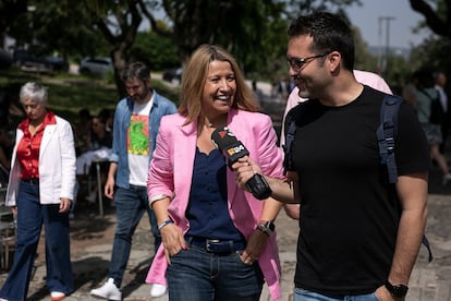 Eva Parera, candidata de Valents, la formación nacida en 2022 tras la marcha del ex primer ministro francés Manuel Valls de Barcelona, camino de posar para el retrato de grupo, respondiendo a un periodista.