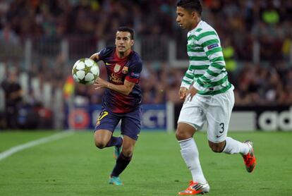 Pedro pelea un balón con el defensa hondureño del Celtic Emilio Izaguirre.