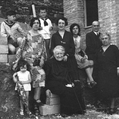 La influència de la mare, Dolors Paradís ( al centre, en una imatge familiar de 1920: amb la mà a la seva espatlla, Amèlia Albert, germana de Víctor Català, que és a la dreta de tot), va ser cabdal per a l’escriptora: era la seva confessora. Una relació molt diferent de la que va mantenir amb el pare, com es llegeix a 'Mosaic'.