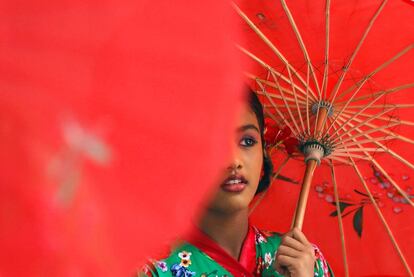 Una niña durante una actuación escolar por la celebración del Día Mundia del niño en Colombo, Sri Lanka, el 1 de octubre.
