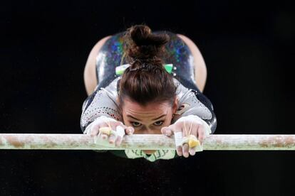 A italiana Erika Fasana competindo nas barras assimétricas.