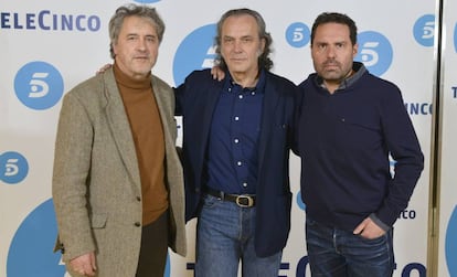 Manuel Rivas, José Coronado y Aitor Gabilondo, en la presentación de 'Vivir sin permiso'.