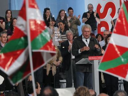 Felipe González, durante el mitin en el que ha participado hoy en Bilbao.