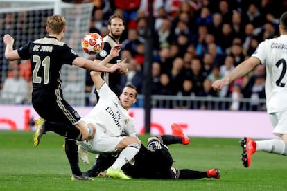 El centrocampista del Real Madrid, Lucas Vázquez, cae ante el centrocampista del Ajax, Frenkie de Jong, durante el partido de vuelta de octavos de final de la Liga de Campeones.