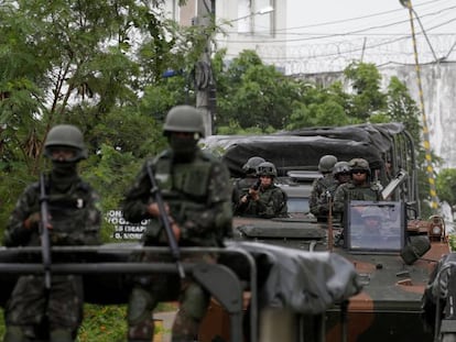 Soldados do exército atuam em Japeri, perto do Rio.