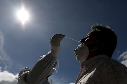 Un trabajador de la salud recoge una muestra para detectar covid-19, en Bogotá, Colombia.
