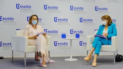 A la izquierda, la portavoz del Partido Popular, Cuca Gamarra. A la derecha, la eurodiputada Soraya Rodríguez en la Universidad Deusto Business School de Madrid este jueves.