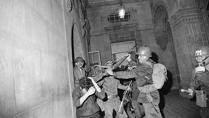 Un militar golpea a un estudiante, el 29 de julio de 1968 en Ciudad de México, en las semanas previas a la matanza de Tlatelolco.