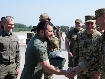 El presidente ucranio, Volodímir Zelenski, participaba en un acto por el Día de las Fuerzas Armadas, este domingo en un lugar sin localizar.