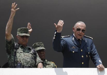 Salvador Cienfuegos da indicaciones a los soldados que desfilan durante una revisión de las tropas previa al desfile del Día de la Independencia de 2016, en Ciudad de México.