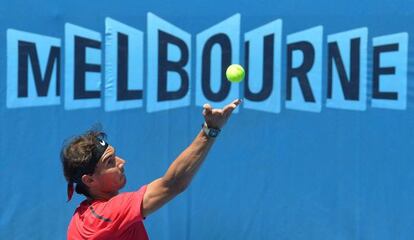 Nadal, entren&aacute;ndose en Melbourne.