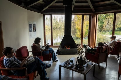 Varias participantes del retiro leen juntas una novela con el río Duero de fondo.