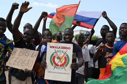 Manifestantes con banderas de Rusia y de Burkina Faso durante una protesta contra la Cedeao en Uagadugú el 4 de octubre de 2022.