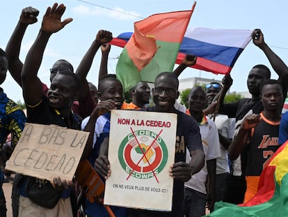 Manifestantes con banderas de Rusia y de Burkina Faso durante una protesta contra la Cedeao en Uagadugú el 4 de octubre de 2022.