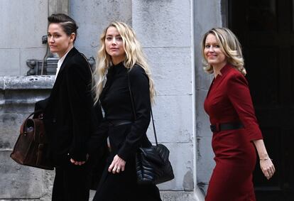Amber Heard, su novia, Bianca Butti, y su abogada, Jennifer Robinson, a su llegada a la última jornada del juicio de Johnny Depp contra 'The Sun', el 28 de julio de 2020 en Londres.