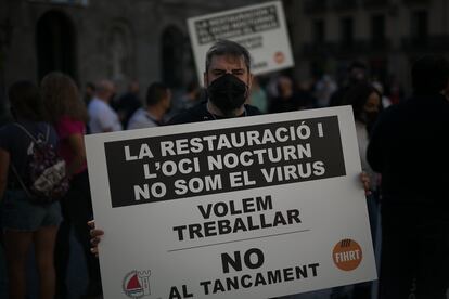 Un manifestante en una protesta de los empresarios del ocio nocturno en octubre pasado.